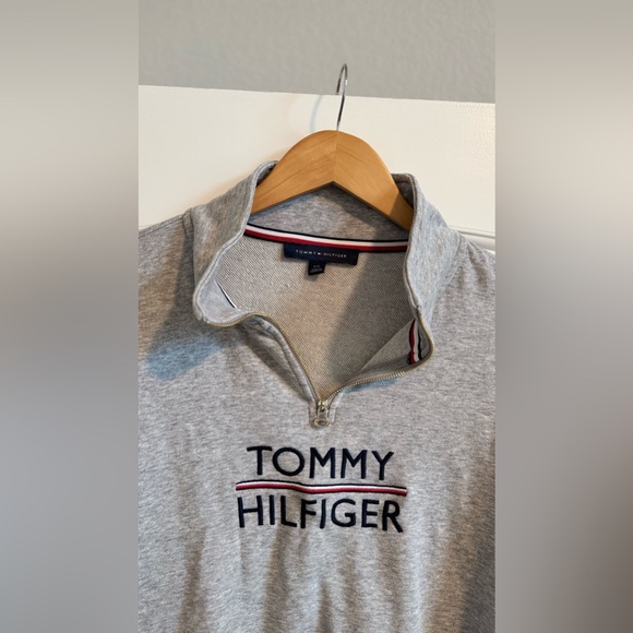 EUC Tommy Hilfiger Cropped Sweatshirt - Gray - Large - Picture 2 of 5